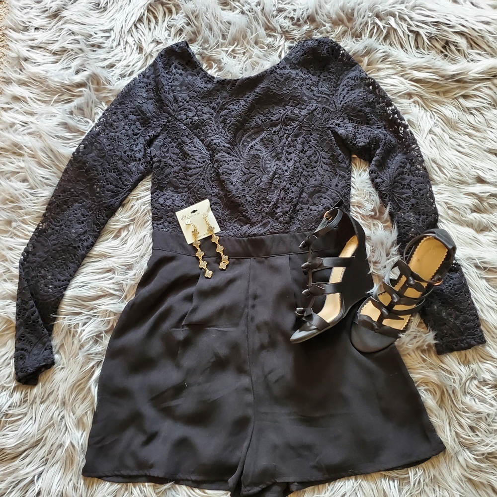 ๐3 for $35๐ Like new, Lace Romper, Small - Picture 1 of 6